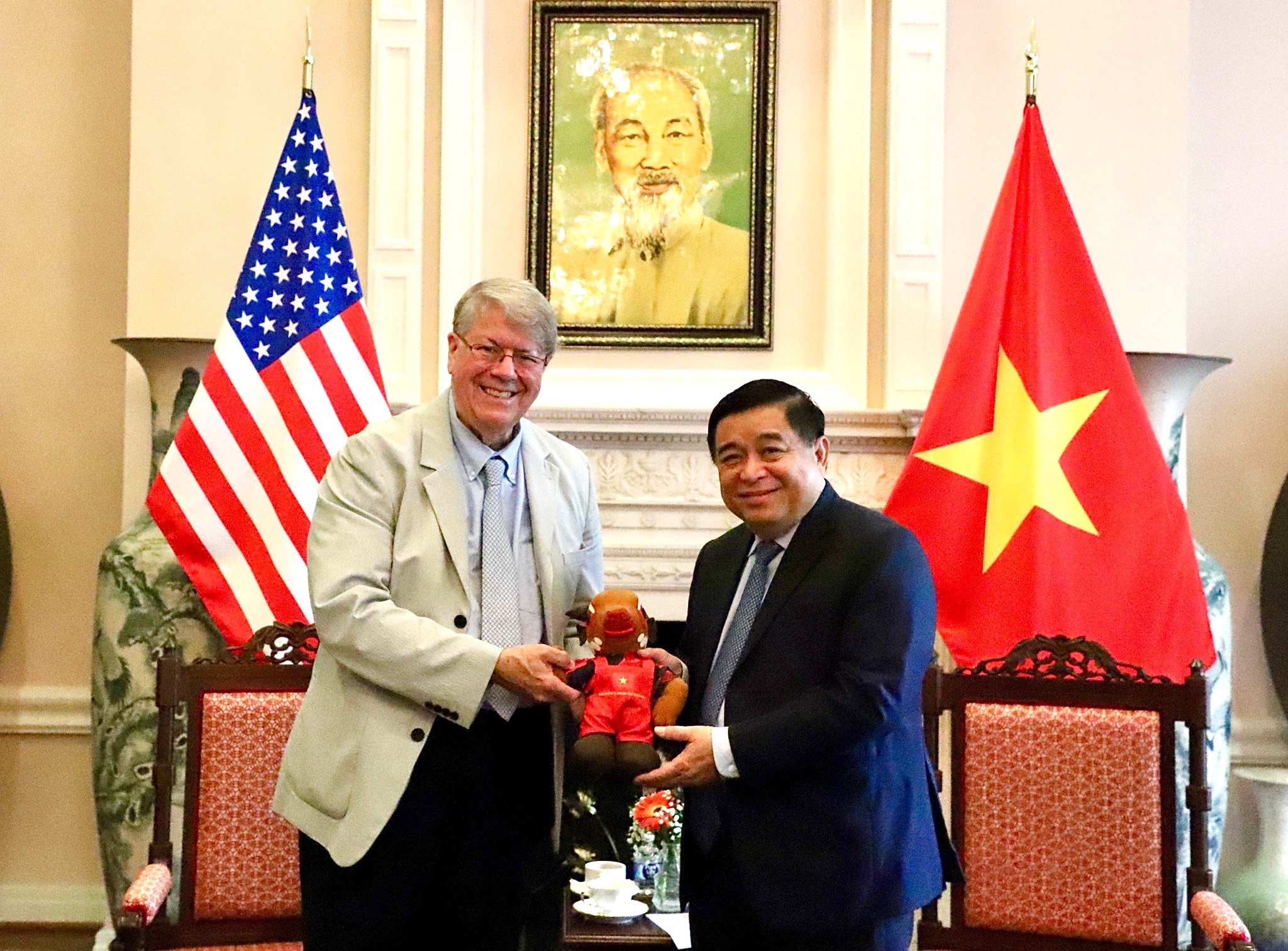Bộ trưởng Nguyễn Chí Dũng tại buổi làm việc với Tiến sỹ Richard Lawton Thurston, nguyên Phó Chủ tịch Công ty TNHH Sản xuất Chất bán dẫn Đài Loan (TSMC). Ảnh: Bộ Kế hoạch và Đầu tư