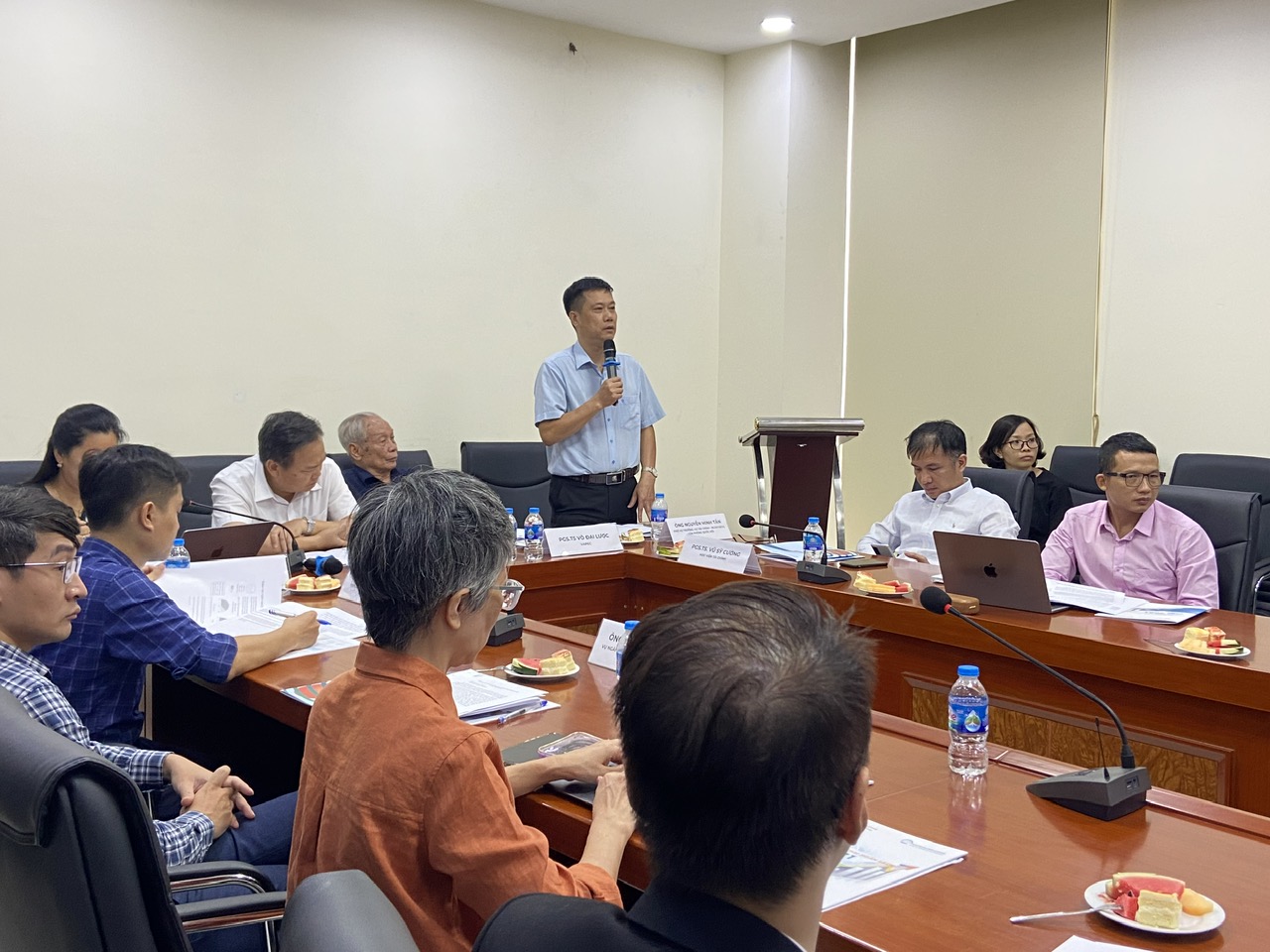 Các đại biểu tham gia góp ý.