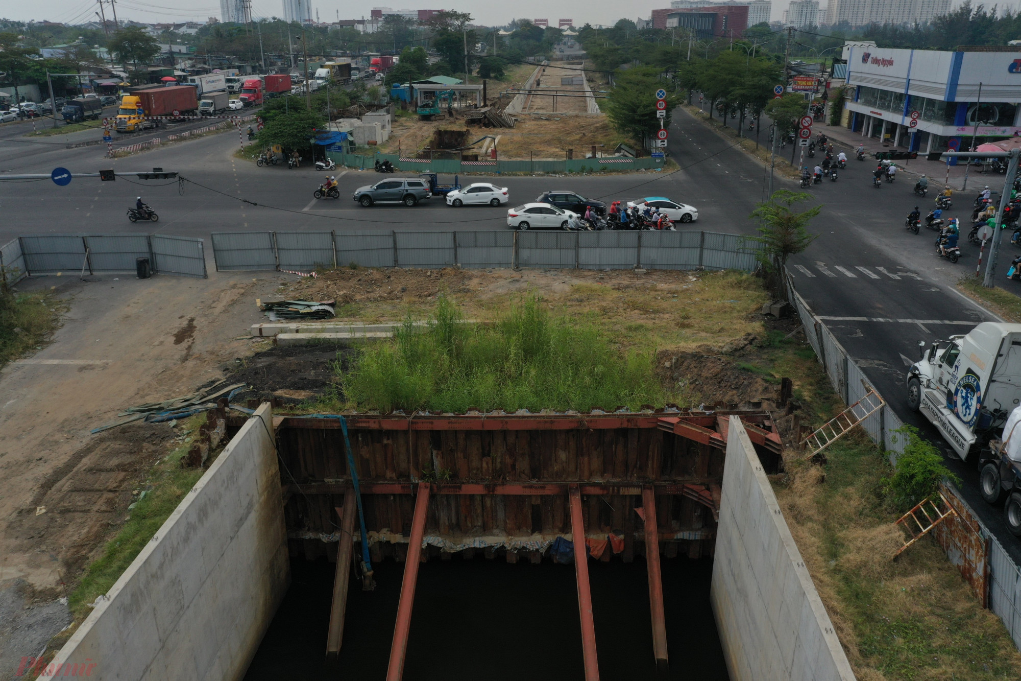 Dự án hầm chui Nguyễn Văn Linh - Nguyễn Hữu Thọ (Quận 7) là một trong 280 dự án đầu tư hạ tầng thi công chậm tiến độ. Ảnh: Bích Trần.