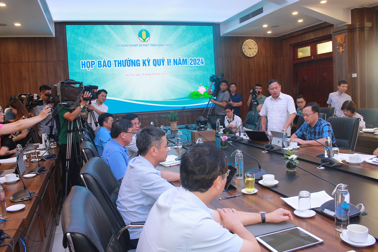 Toàn cảnh buổi họp báo.