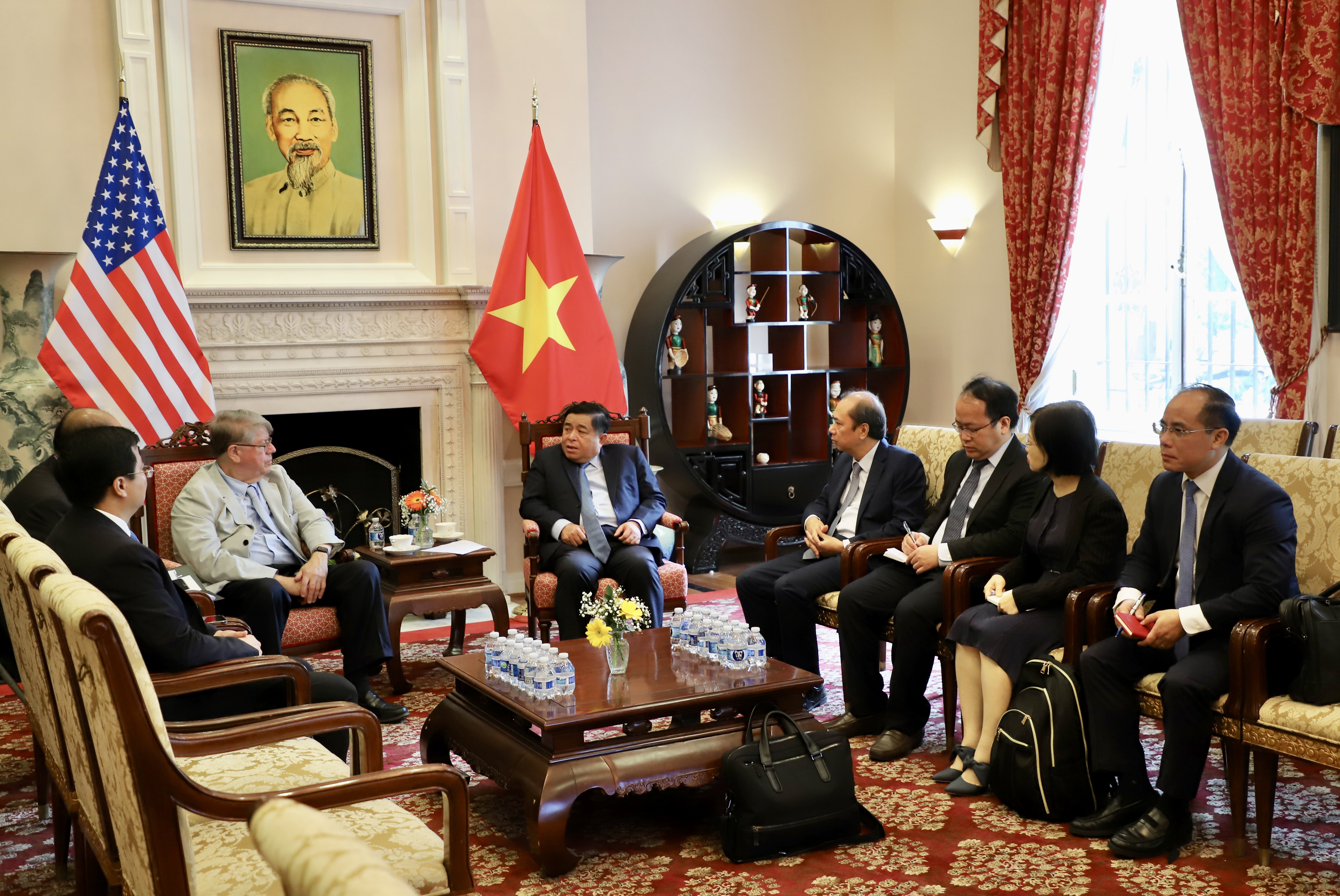 Toàn cảnh buổi làm việc giữa Bộ trưởng Nguyễn Chí Dũng và TS. Richard Lawton Thurston, nguyên Phó Chủ tịch Công ty TNHH Sản xuất Chất bán dẫn Đài Loan (TSMC).