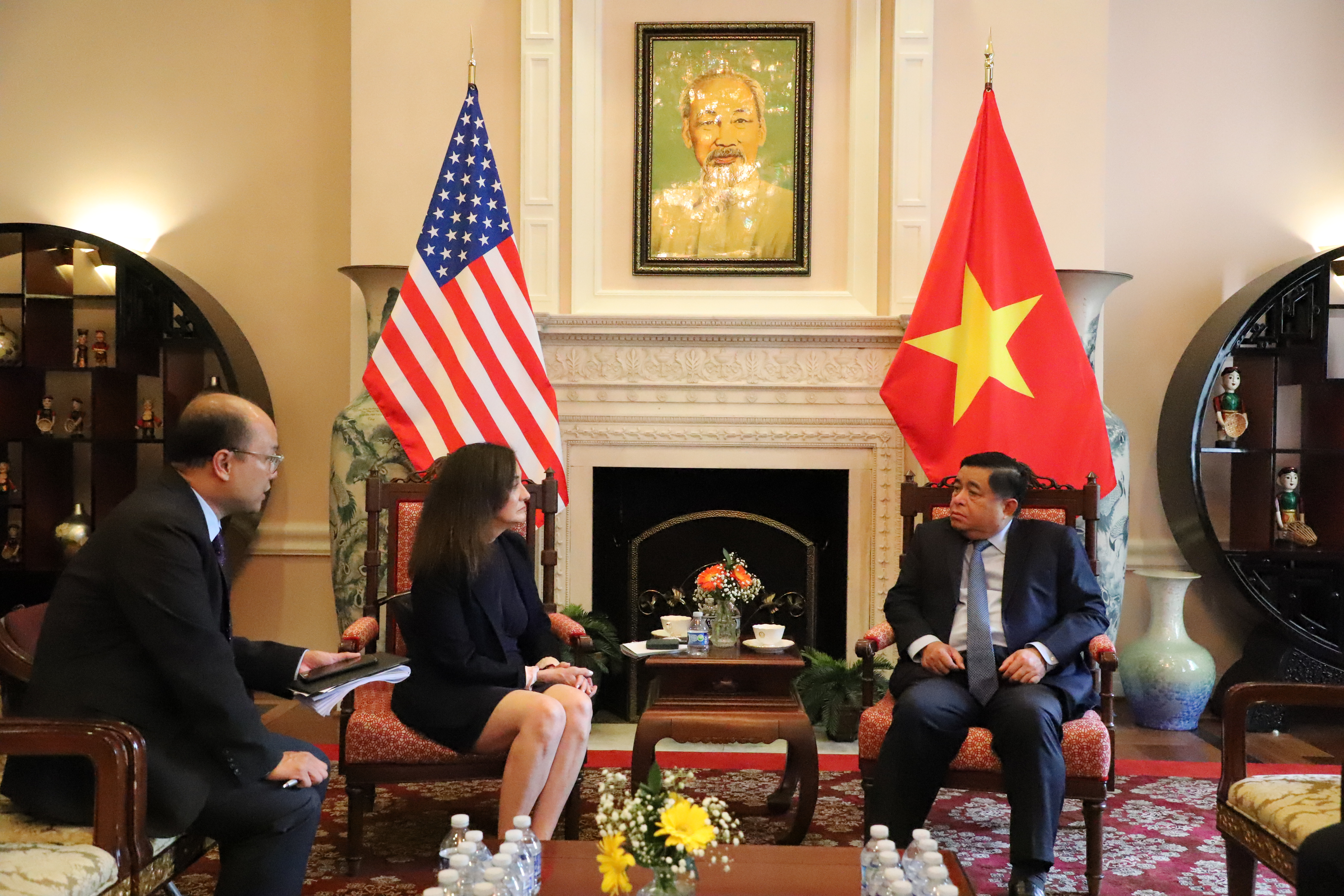 Bộ trưởng Bộ Kế hoạch và Đầu tư trao đổi với bà Kathryn Neal, Giám đốc Chính sách quốc tế củaTập đoàn Microsoft. 
