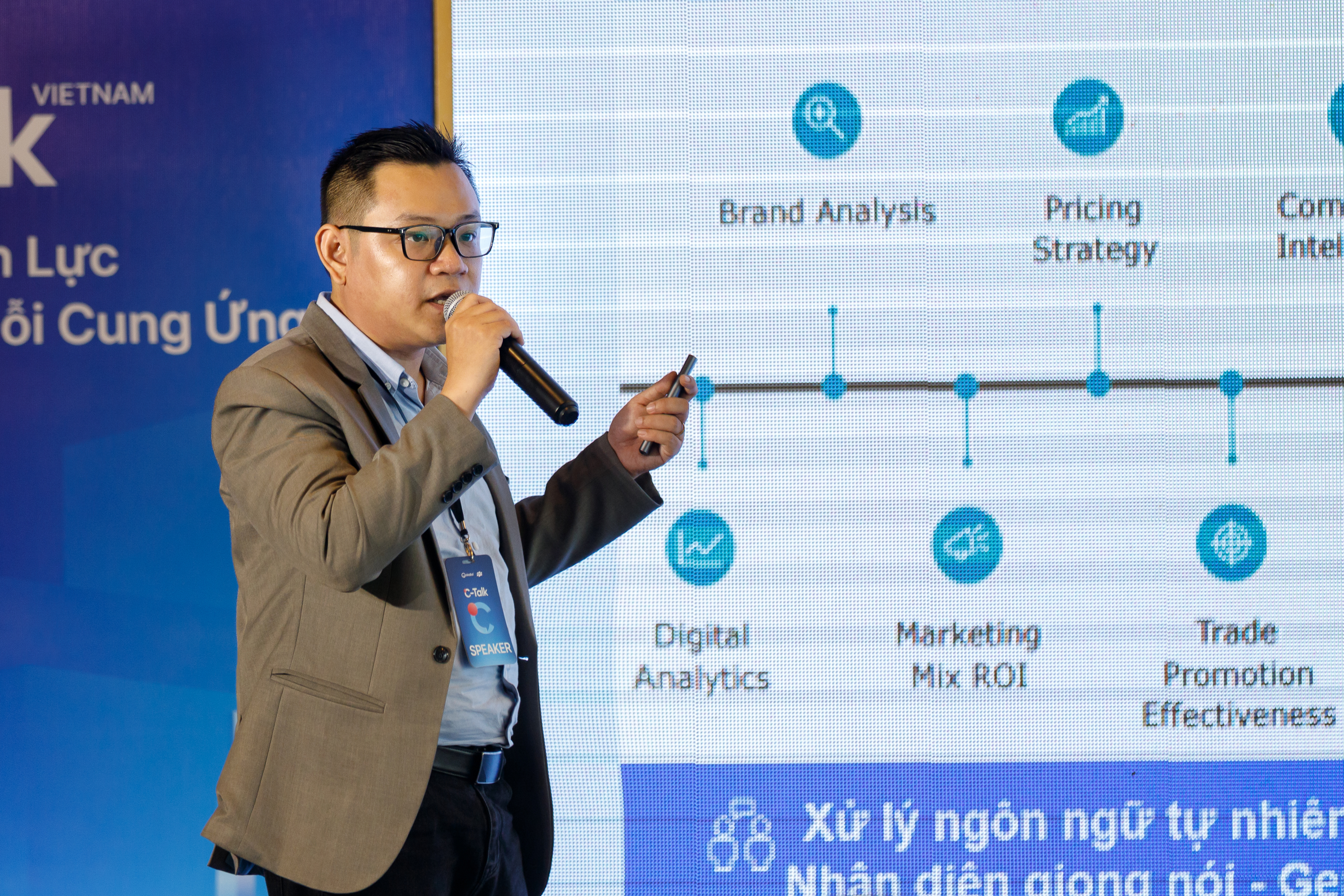 Đại diện FPT Smart Cloud - ông Nguyễn Tấn Hưng chia sẻ về ứng dụng AI trong lĩnh vực Chuỗi cung ứng - TP.HCM, ngày 27/12/2024.