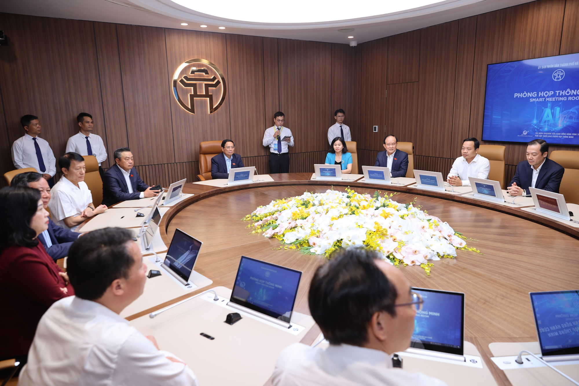 Thủ tướng Phạm Minh Chính và các đại biểu trải nghiệm các ứng dụng phòng họp thông minh của TP. Hà Nội. Ảnh: VGP.