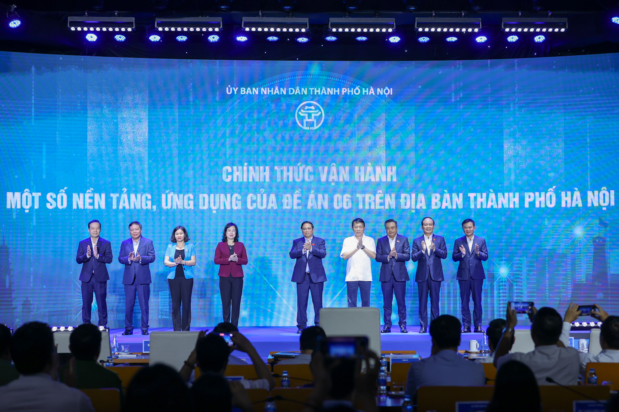 Thủ tướng Phạm Minh Chính và các đại biểu thực hiện nghi thức vận hành các nền tảng, ứng dụng của Đề án 06 trên địa bàn TP. Hà Nội. Ảnh: VGP.