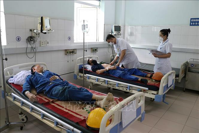 Các công nhân ngộ độc đang được điều trị tại bệnh viện. Ảnh: TTXVN.