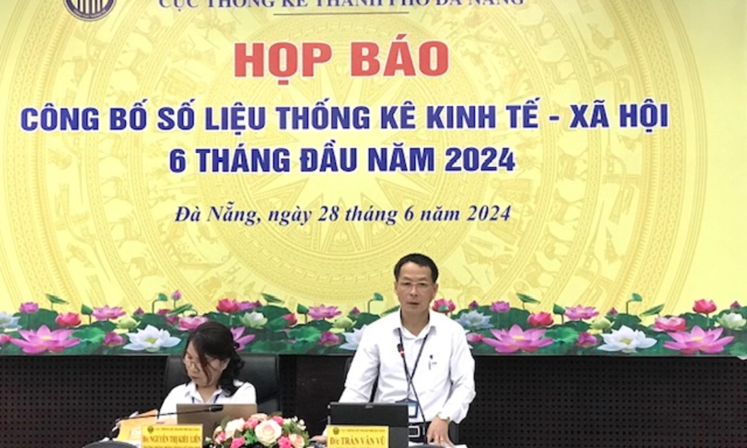 Cục trưởng Cục Thống kê Đà Nẵng Trần Văn Vũ công bố số liệu thống kê 6 tháng đầu năm 2024. Ảnh Ngô Anh Văn