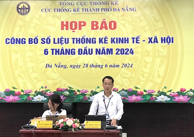 Cục trưởng Cục Thống kê Đà Nẵng Trần Văn Vũ công bố số liệu thống kê 6 tháng đầu năm 2024. Ảnh Ngô Anh Văn