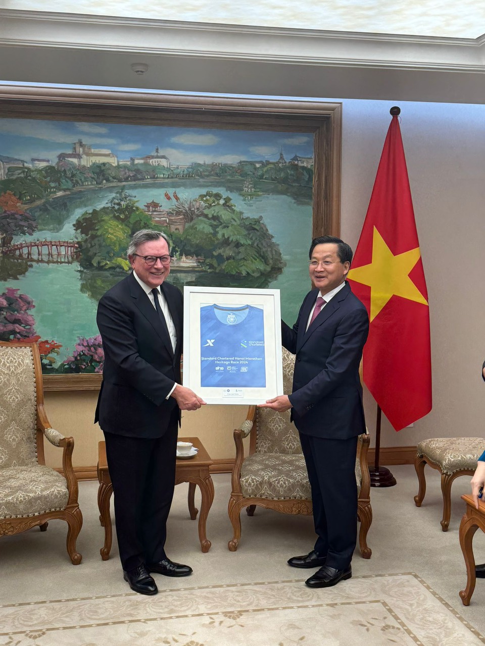 TS José Viñals - Chủ tịch Standard Chartered tặng quà lưu niệm áo chạy mùa giải 2024 tới Phó thủ tướng Chính phủ Lê Minh Khái.