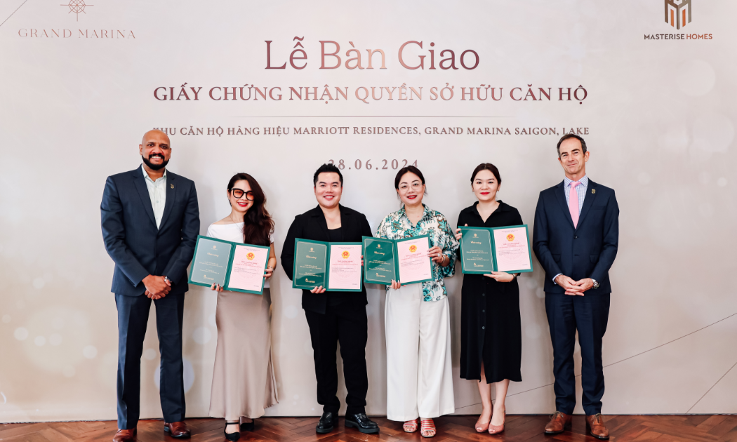 Đại diện Masterise Homes bàn giao sổ hồng các căn hộ hàng hiệu Marriott đầu tiên. Ảnh: Masterise Homes.