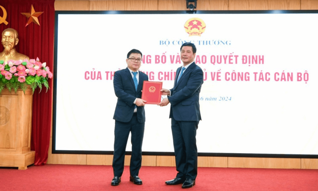 Bộ trưởng Bộ Công Thương Nguyễn Hồng Diên trao quyết định bổ nhiệm tân Thứ trưởng Trương Thanh Hoài.