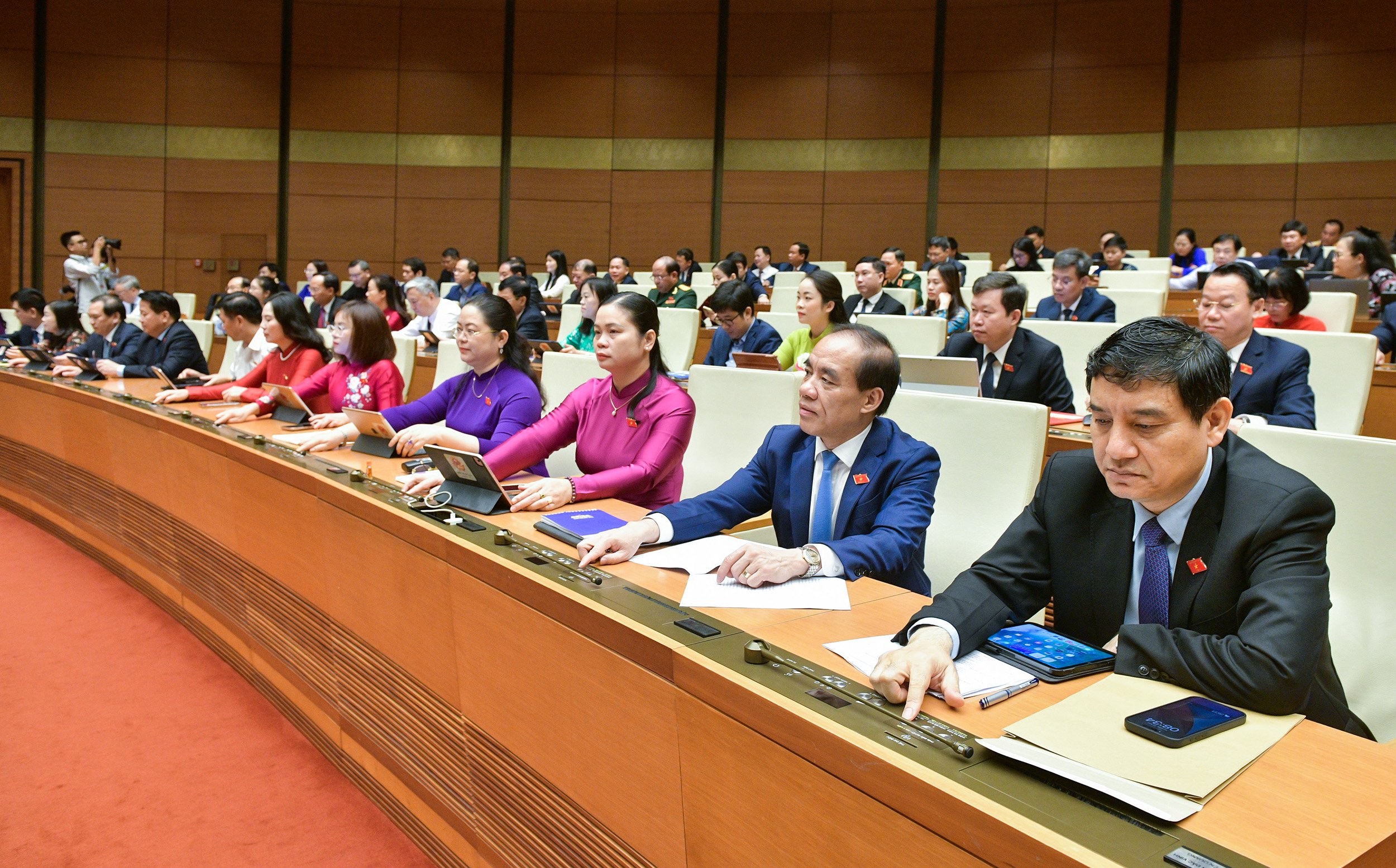 Các đại biểu bấm nút thông qua Luật Quản lý, sử dụng vũ khí, vật liệu nổ và công cụ hỗ trợ (sửa đổi). Ảnh: Quochoi.vn.