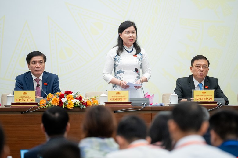 Phó Chủ nhiệm Ủy ban Pháp luật của Quốc hội Nguyễn Phương Thủy giải đáp câu hỏi của báo chí về việc sửa Luật thuế thu nhập cá nhân.