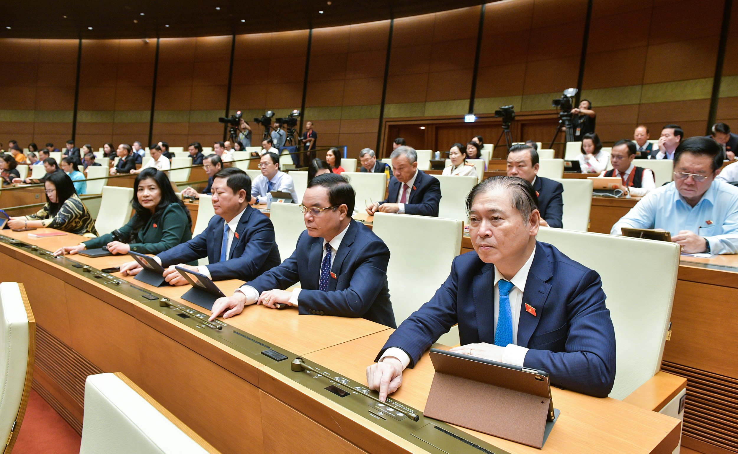 Quốc hội th&ocirc;ng qua Luật Bảo hiểm x&atilde; hội (sửa đổi), s&aacute;ng 29/6. Ảnh: Quochoi.