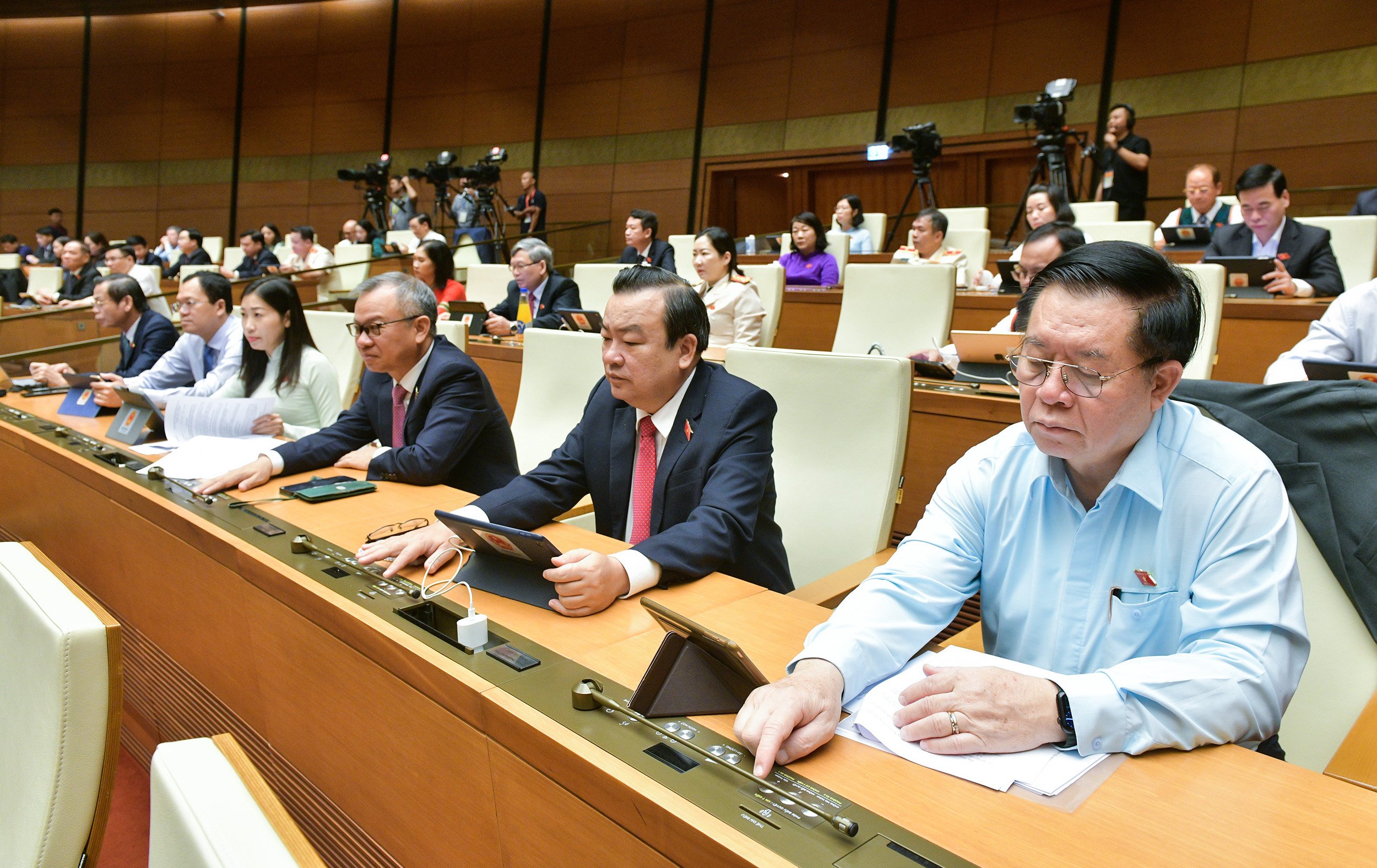 C&aacute;c đại biểu Quốc hội ấn n&uacute;t th&ocirc;ng qua Luật. Ảnh: Quochoi.