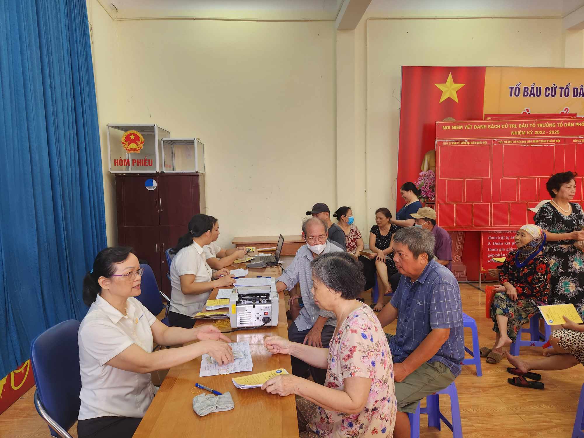 Người dân nhận lương hưu, trợ cấp tại Hà Nội. Ảnh: Thu Hiền.