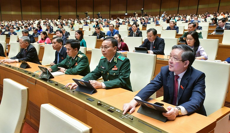 C&aacute;c đại biểu Quốc hội bấm n&uacute;t biểu quyết th&ocirc;ng qua Nghị quyết.