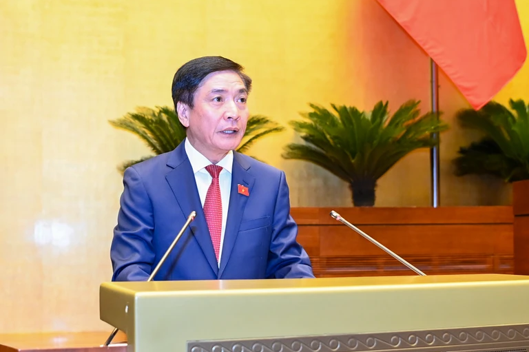 Tổng Thư ký Quốc hội, Chủ nhiệm Văn phòng Quốc hội Bùi Văn Cường trình bày dự thảo Nghị quyết Kỳ họp thứ 7, Quốc hội khóa XV.