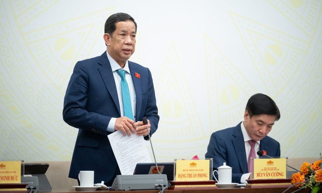 Ông Đặng Thuần Phong, Phó Chủ nhiệm Ủy ban Xã hội của Quốc hội trả lời báo chí tại buổi họp báo.