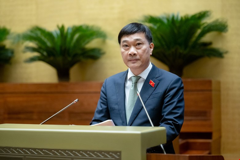 Chủ nhiệm Ủy ban Kinh tế của Quốc hội Vũ Hồng Thanh tr&igrave;nh b&agrave;y B&aacute;o c&aacute;o giải tr&igrave;nh, tiếp thu, chỉnh l&yacute; dự thảo Luật sửa đổi, bổ sung một số điều của Luật Đất đai số 31/2024/QH15, Luật Nh&agrave; ở số 27/2023/QH15, Luật Kinh doanh bất động sản số 29/2023/QH15, Luật C&aacute;c tổ chức t&iacute;n dụng số 32/2024/QH15.