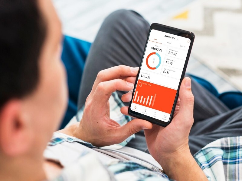 Hệ thống th&ocirc;ng minh của ALS gi&uacute;p chủ doanh nghiệp gi&aacute;m s&aacute;t v&agrave; quản l&yacute; từ xa qua ứng dụng, dễ d&agrave;ng thống k&ecirc; v&agrave; ph&acirc;n t&iacute;ch doanh thu từng cửa h&agrave;ng v&agrave; to&agrave;n hệ thống đầu tư.