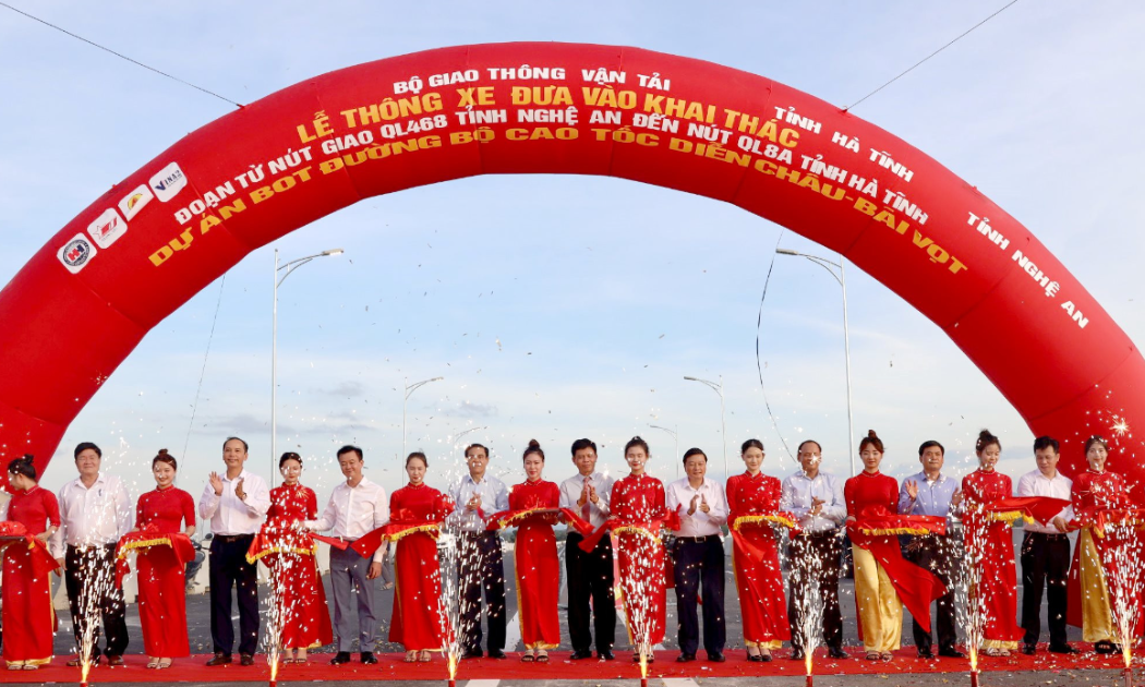 Các đại biểu thực hiện nghi thức cắt băng, thông xe toàn tuyến cao tốc Diễn Châu - Bãi Vọt.