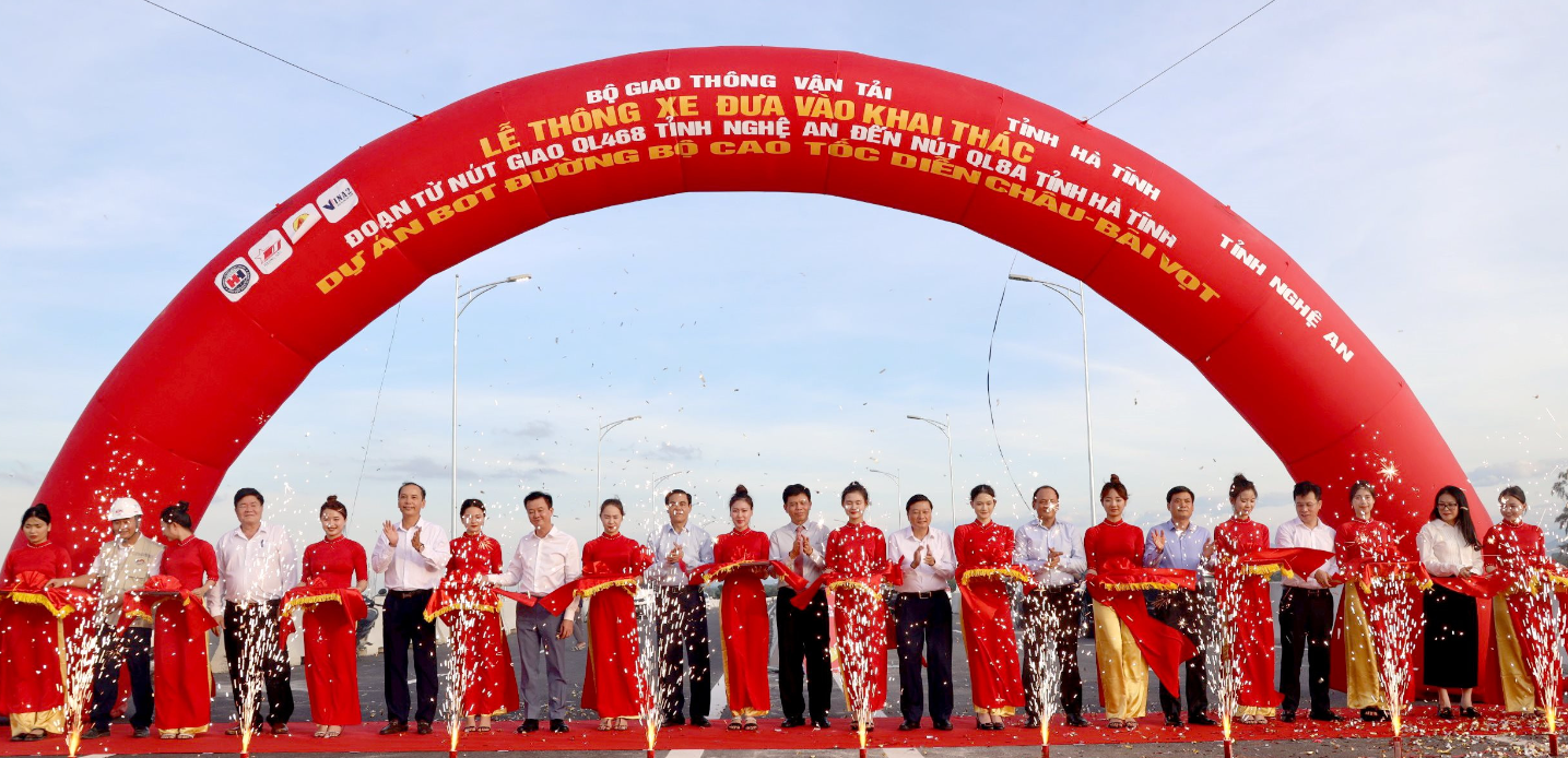 Các đại biểu thực hiện nghi thức cắt băng, thông xe toàn tuyến cao tốc Diễn Châu - Bãi Vọt.