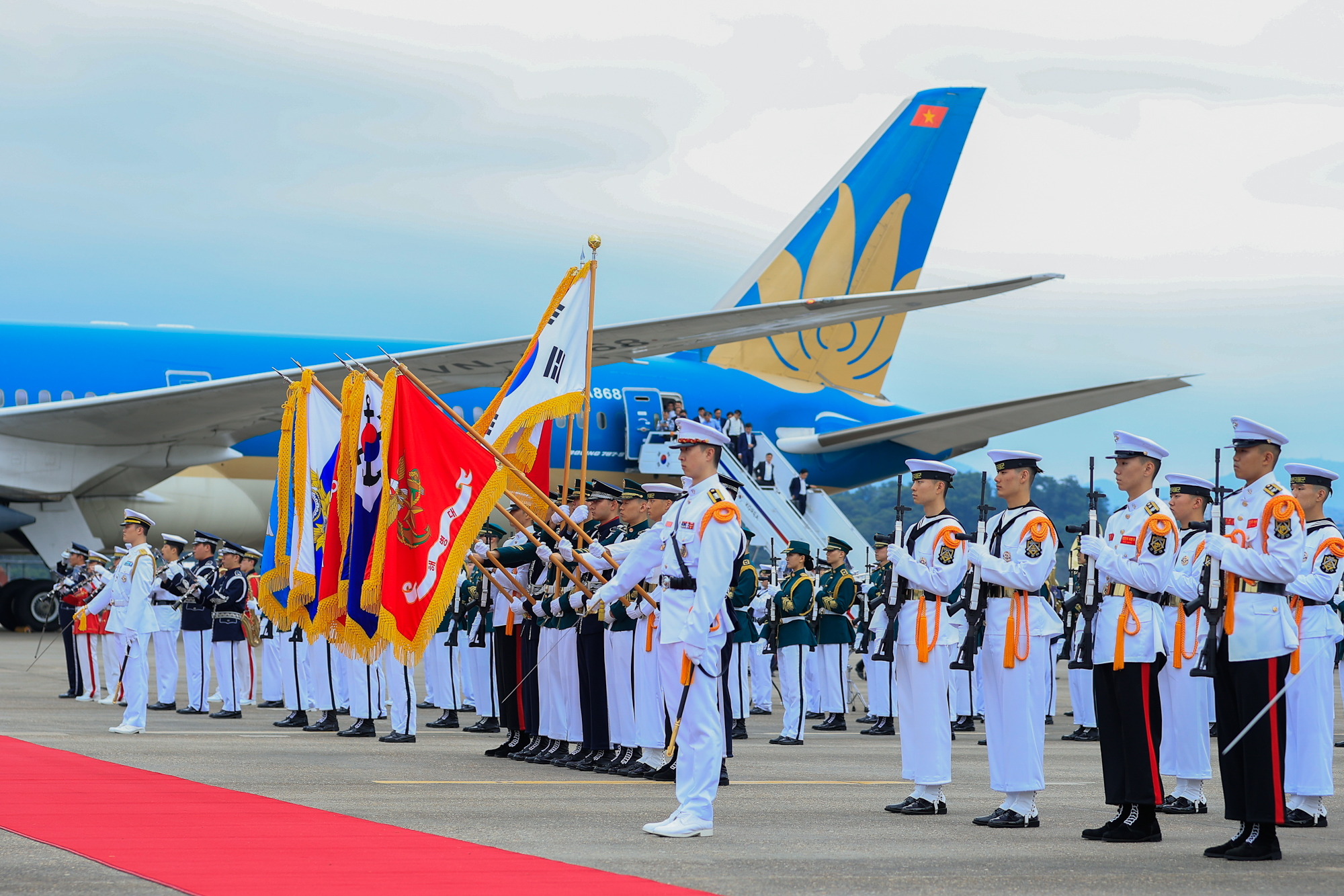 Lễ đón chính thức Thủ tướng Chính phủ Phạm Minh Chính và Phu nhân cùng Đoàn đại biểu Việt Nam được tổ chức trang trọng tại sân bay quân sự Seongnam. Ảnh: VGP