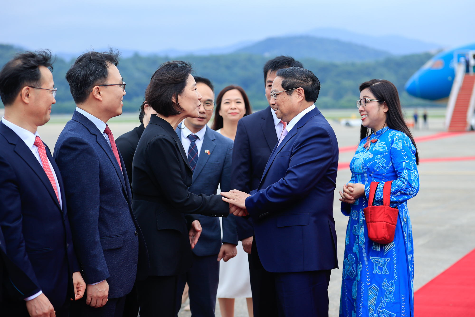 Bộ trưởng Bộ Doanh nghiệp vừa và nhỏ và khởi nghiệp Hàn Quốc chào đón Thủ tướng Phạm Minh Chính và phu nhân. Ảnh: VGP.