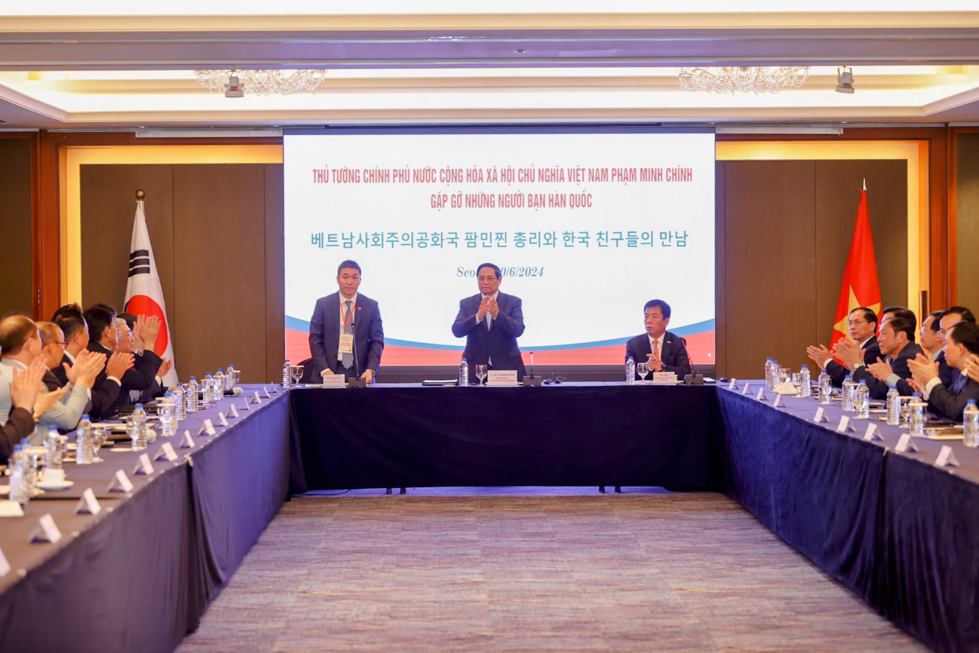 Thủ tướng khẳng định, Việt Nam ủng hộ, ngưỡng mộ và mong muốn học tập kinh nghiệm, những thành quả mà đất nước, nhân dân Hàn Quốc đạt được trong những thập kỷ qua, trở thành đất nước phát triển trong thời gian ngắn. Ảnh: VGP.