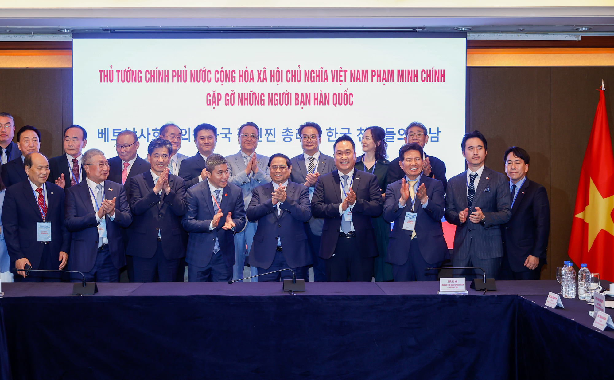 Thủ tướng chụp ảnh lưu niệm c&ugrave;ng c&aacute;c đại biểu tham dự cuộc gặp. Ảnh:VGP.