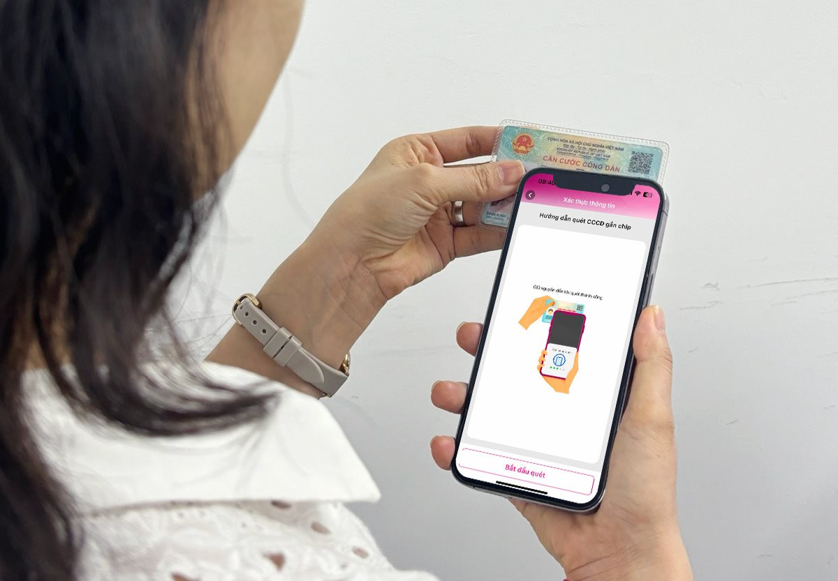 Kh&aacute;ch h&agrave;ng c&agrave;i đặt sinh trắc học.