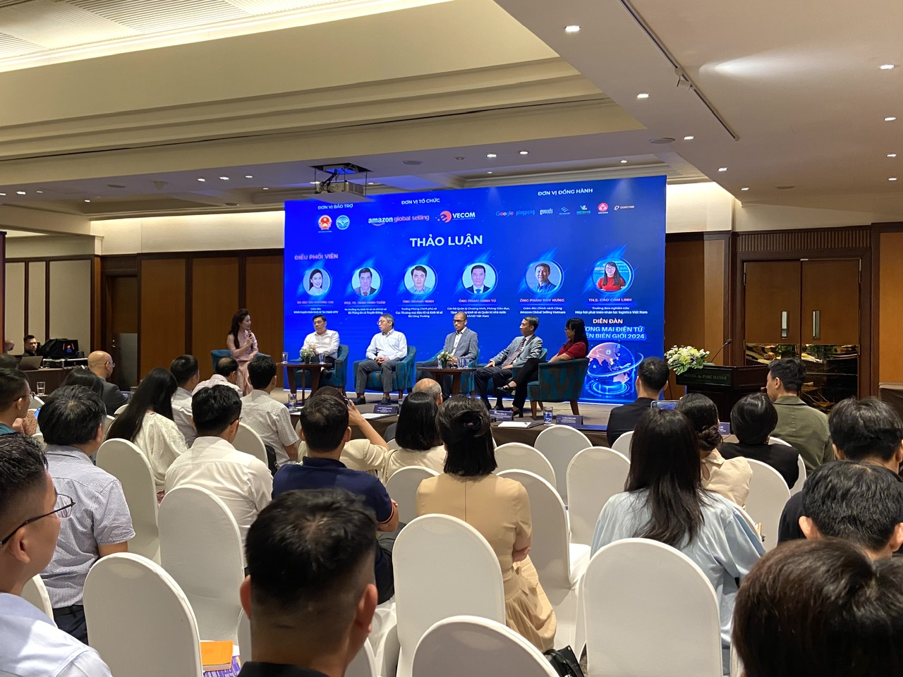 C&aacute;c diễn giả chia sẻ tại diễn đ&agrave;n.