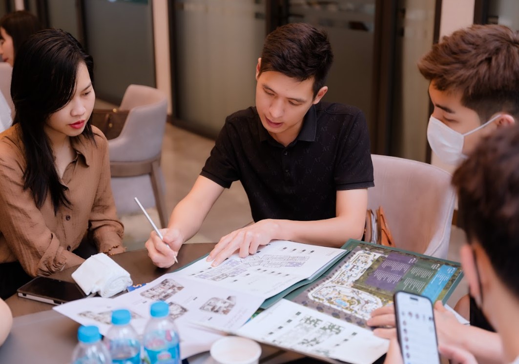 Khách hàng nghe tư vấn dự án LUMIÈRE Evergreen của Masterise Homes tại sự kiện trải nghiệm căn hộ mẫu.