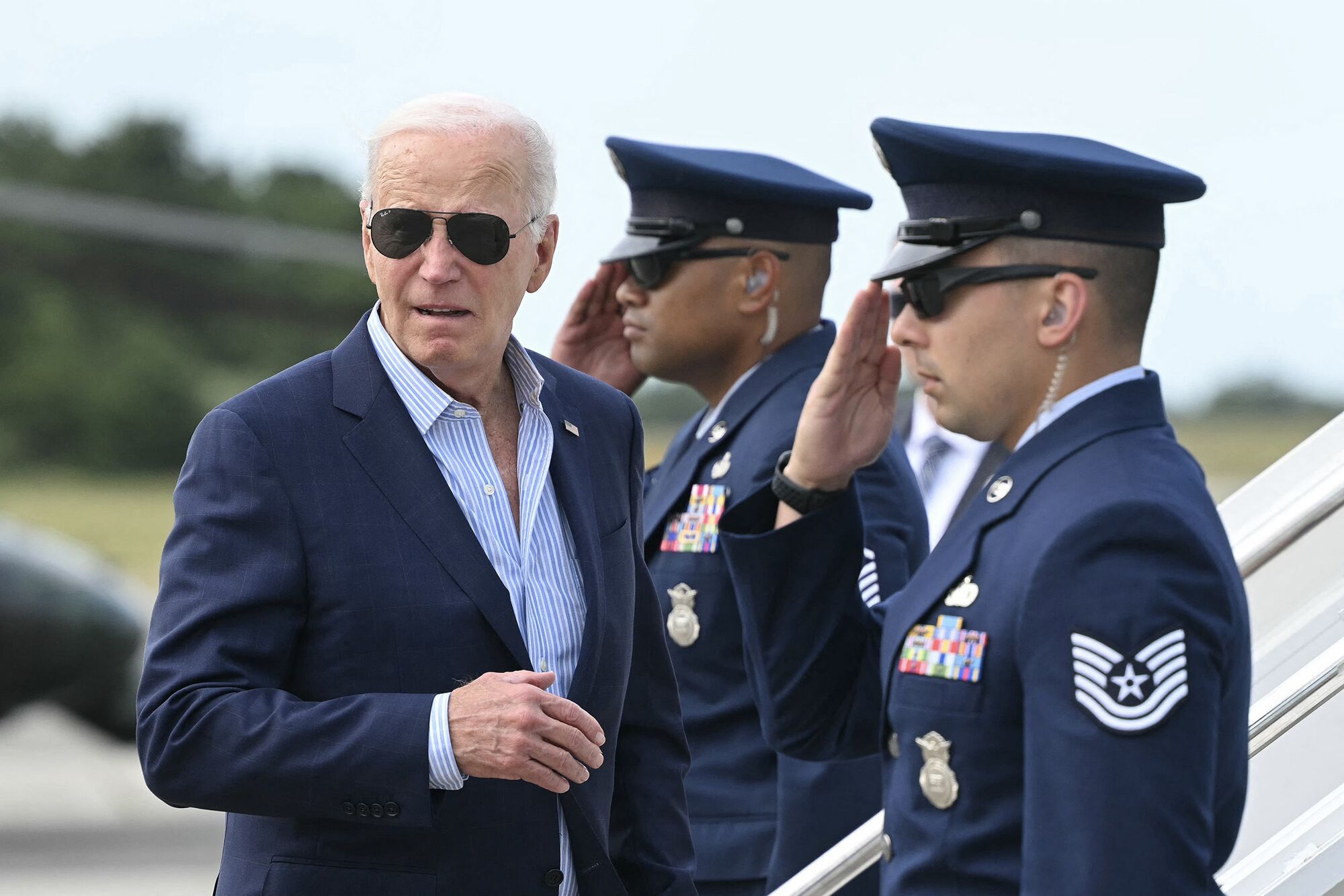 Tổng thống Mỹ Joe Biden chuẩn bị lên chuyên cơ Không lực 1 ở New York hôm 29/6 - Ảnh: Bloomberg.