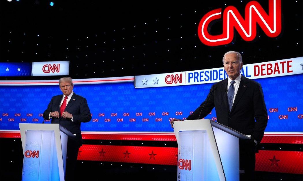 Hai ứng cử viên tổng thống Mỹ, ông Joe Biden (phải) và ông Donald Trump trong cuộc tranh luận trực tiếp đầu tiên hôm 27/6 - Ảnh: Bloomberg.