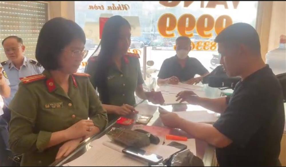 Các đơn vị chức năng kiểm tra một cơ sở kinh doanh vàng bạc phát hiện có sai phạm. Ảnh: Cổng thông tin điện tử Bộ Công an.