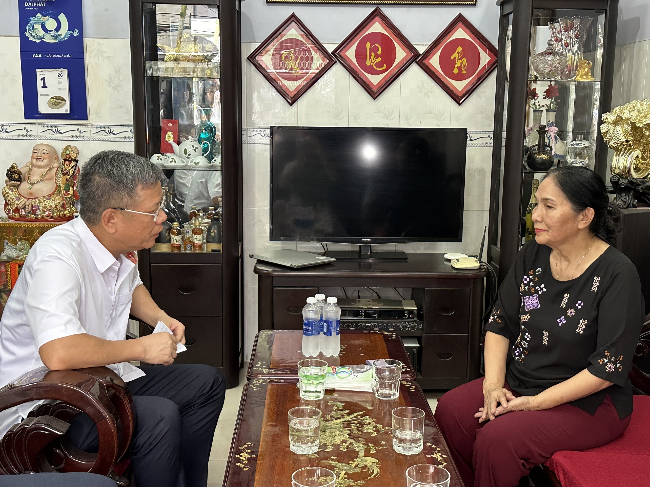 Phó Tổng Giám đốc Bảo hiểm xã hội Việt Nam Trần Đình Liệu thăm hỏi người hưởng tại TP. HCM.