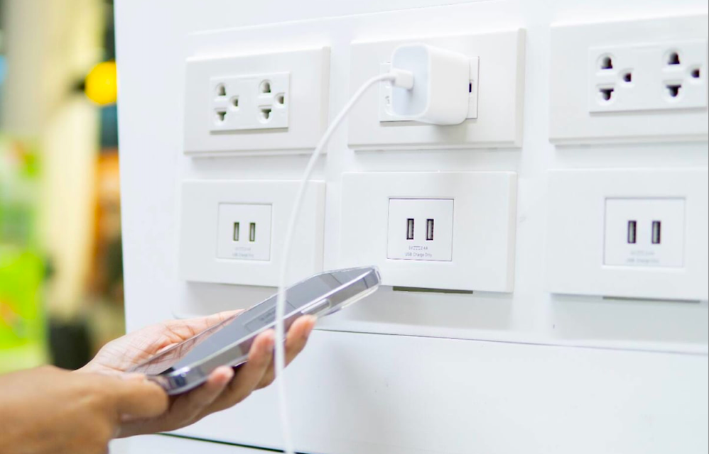 FBI cảnh báo không sử dụng các trạm sạc điện thoại công cộng.