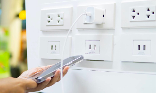 FBI cảnh báo rủi ro từ các trạm sạc điện thoại công cộng