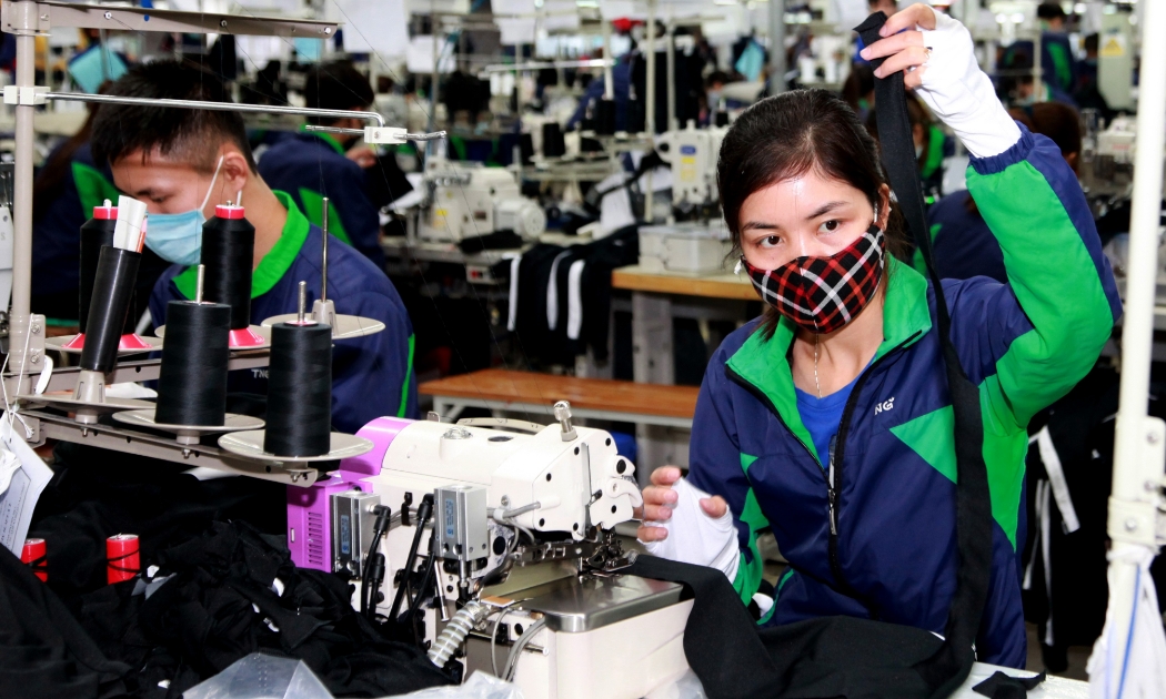 Người lao động làm việc trong các doanh nghiệp được tăng lương tối thiểu vùng. Ảnh: Mạnh Dũng.
