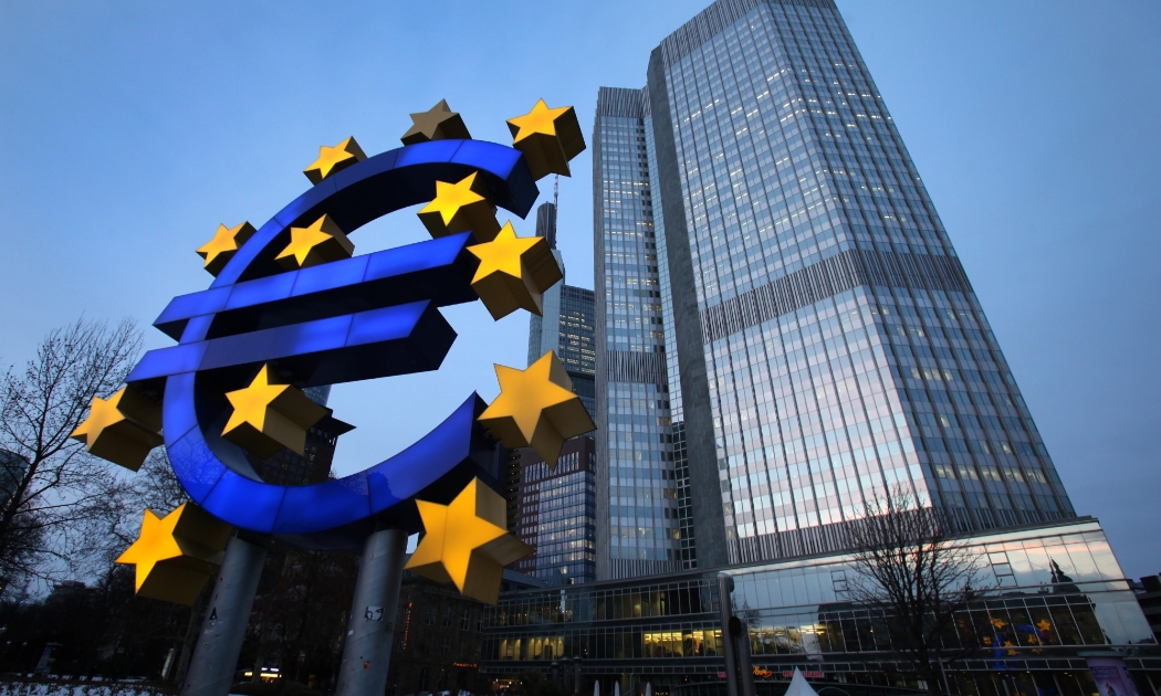Biểu tượng đồng euro bên ngoài trụ sở ECB ở Frankfurt, Đức - Ảnh: Bloomberg.