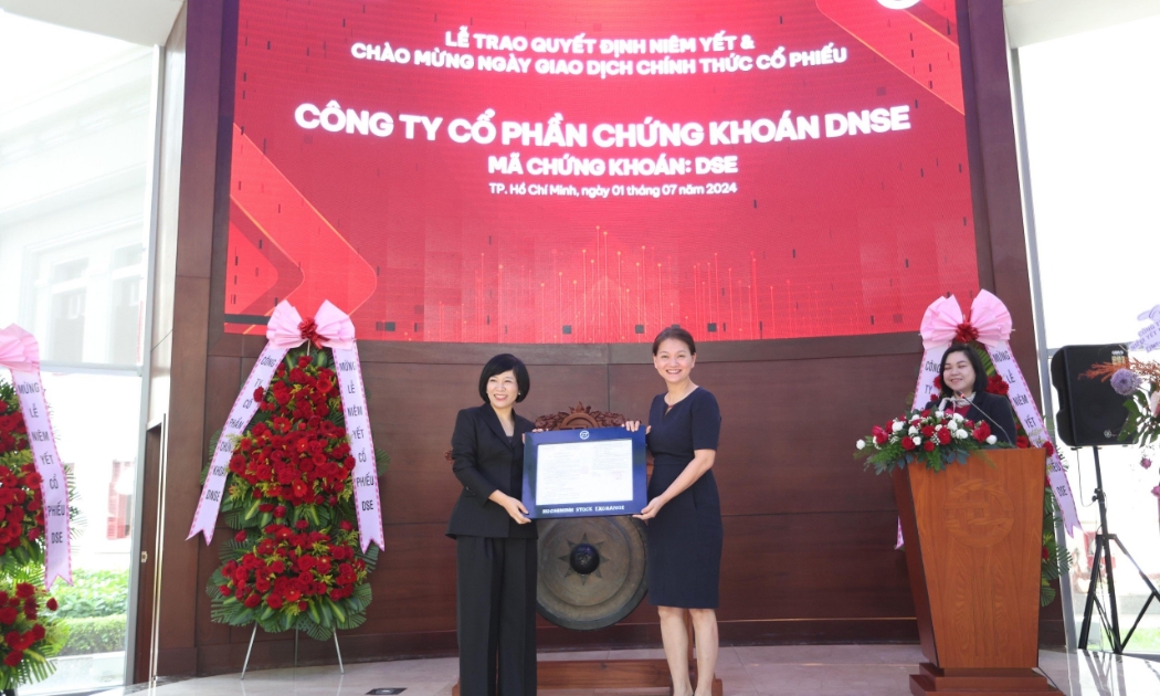 Bà Nguyễn Thị Việt Hà, Quyền chủ tịch HoSE trao quyết định niêm yết cho bà Phạm Thị Thanh Hoa, Tổng Giám đốc DNSE.