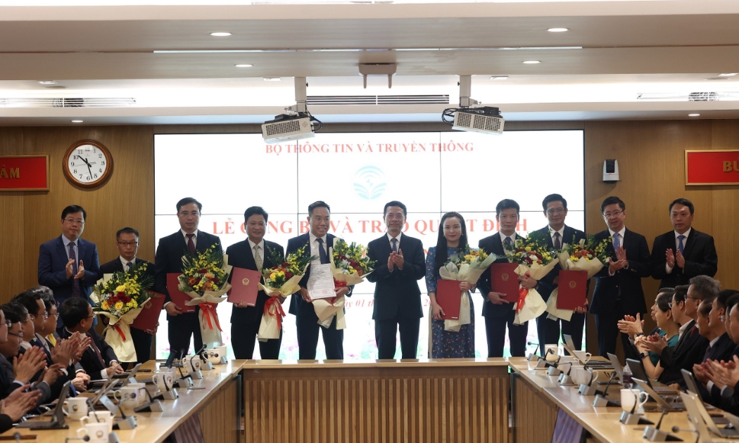 Lãnh đạo Bộ Thông tin và Truyền thông chúc mừng các cán bộ được điều động, bổ nhiệm.