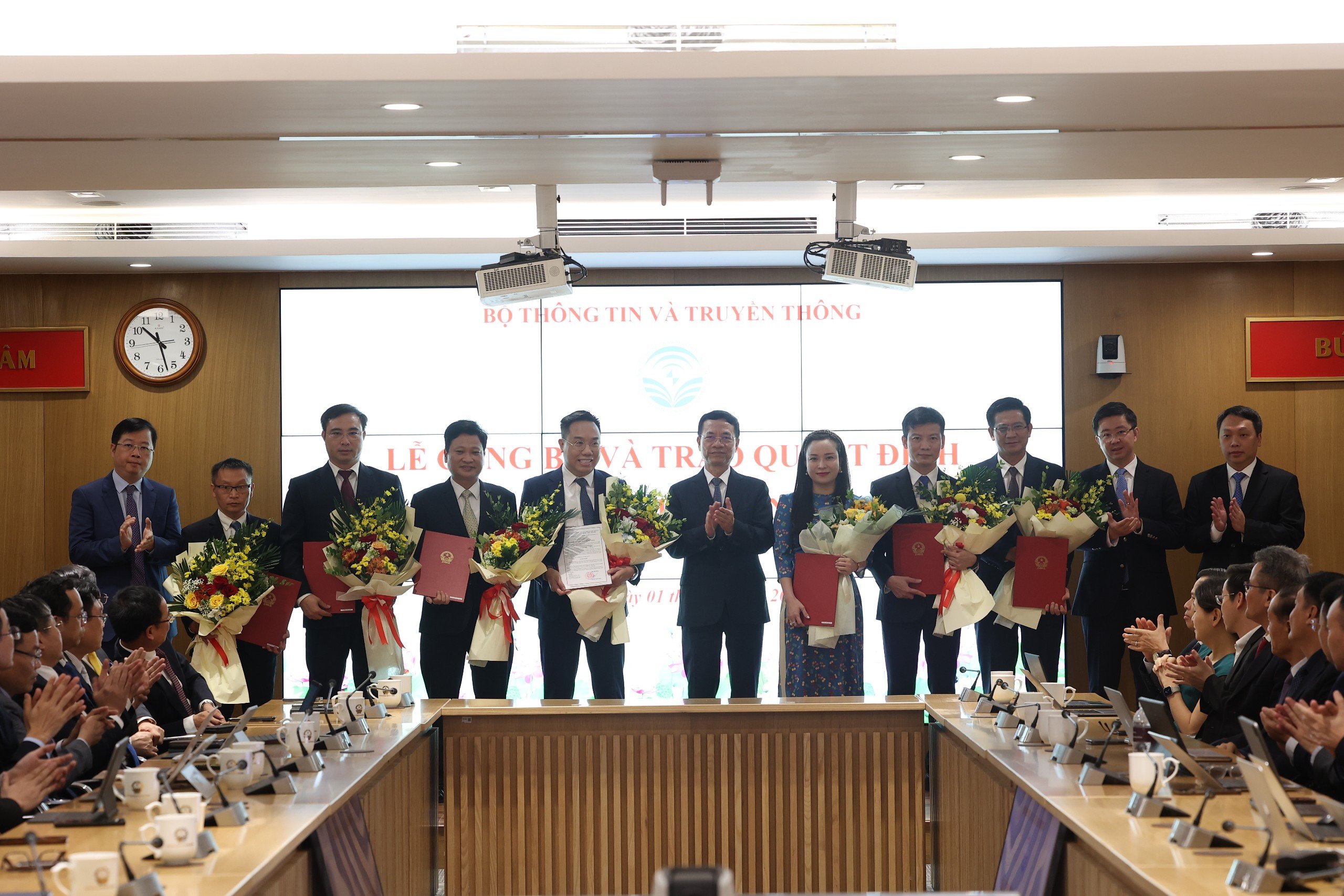 Lãnh đạo Bộ Thông tin và Truyền thông chúc mừng các cán bộ được điều động, bổ nhiệm.