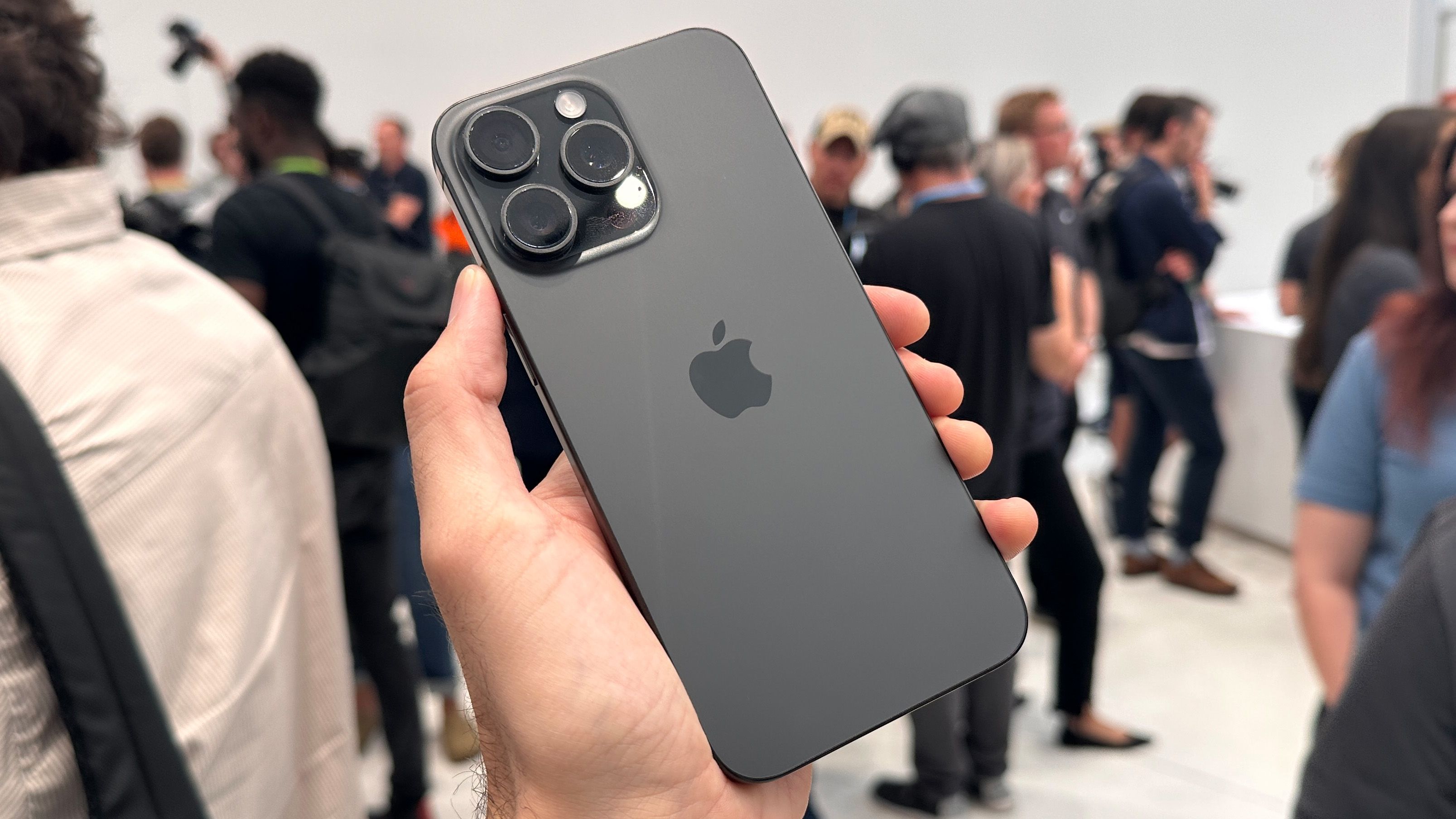 2 năm trở lại đây, iPhone không chỉ có nhiều đợt giảm giá hơn mà mỗi lần biến động giá cũng giảm nhiều hơn.