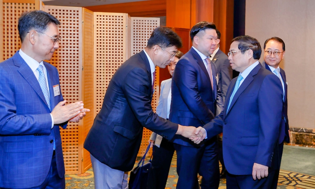 Lãnh đạo các tập đoàn, doanh nghiệp lớn chào đón Thủ tướng Phạm Minh Chính dự Tọa đàm bàn tròn - Ảnh: VGP