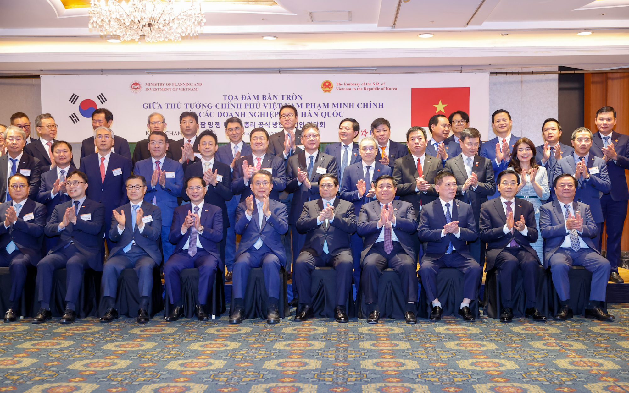 Thủ tướng và các đại biểu dự tọa đàm - Ảnh: VGP