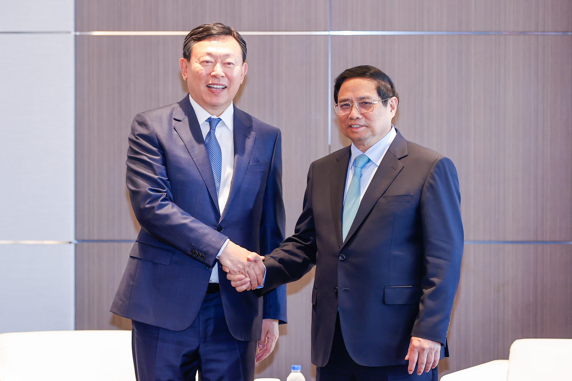 Prime Minister Pham Minh Chinh (R) met with Mr. Shin Dong-bin, Chairman of Lotte Group. Source: VGP