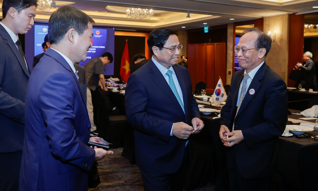 Thủ tướng Phạm Minh Chính trao đổi với các chuyên gia, nhà khoa học Hàn Quốc - Ảnh: VGP
